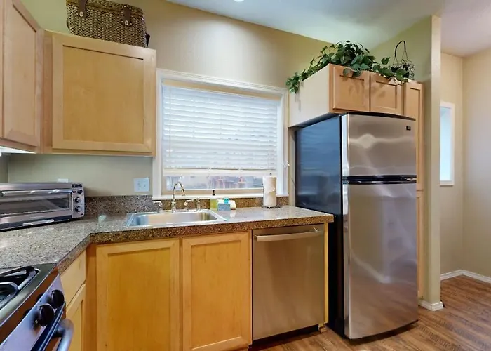 Dog-Friendly Condo With Great Kitchen Pool & Hot Tub - Close To Skiing
