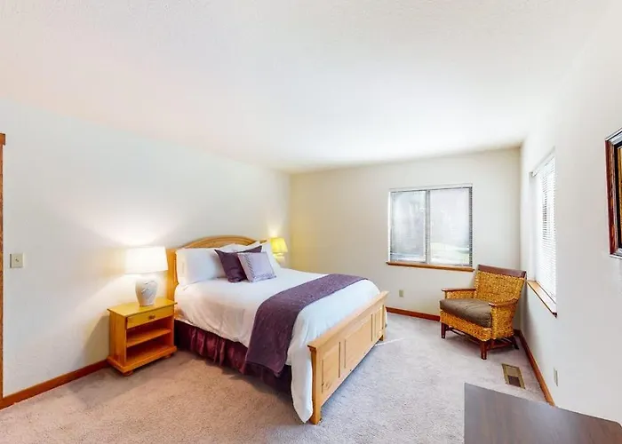 Fantastic Lakefront Condo With Tennis Skiing Fireplace & W&D Sleeps 6