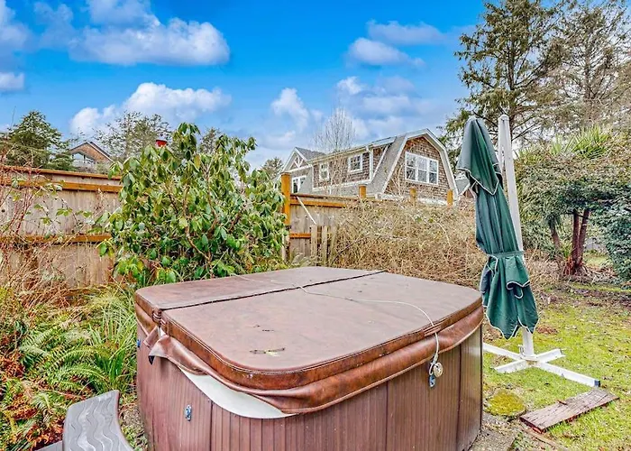Dog-Friendly Cottage With Private Hot Tub Deck Berry Bushes & Beach Access