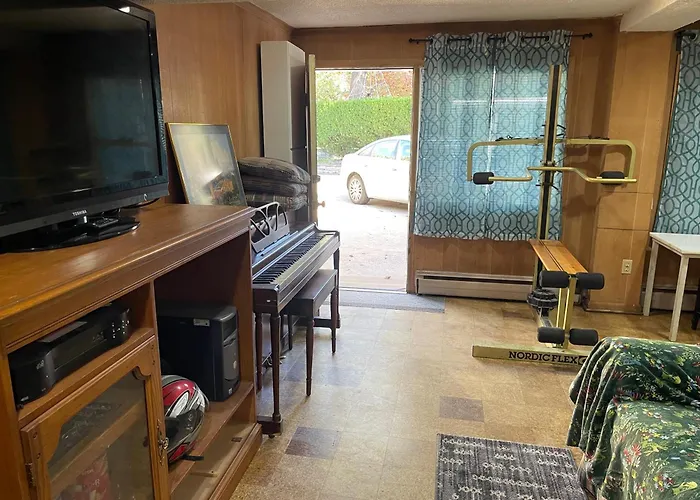 Flower Avenue Hosting -Two Db Beds & Shower - Ground Floor Bedroom 1 Person 69 Night, 2 Persons 122 - 3Rd & 4Th Add 52 Each