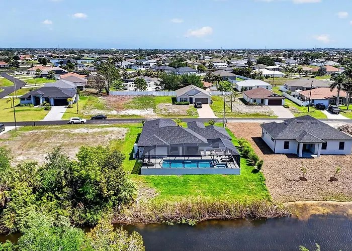 Villa Capeside Waterfront Home With Heated Pool & Spa