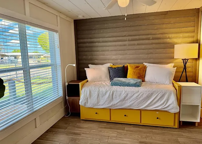 Taylor Creek Isles Cottage | Lake Access + Sundeck