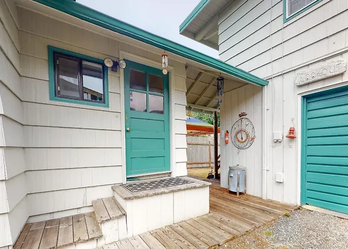 Dog-Friendly Home With Two Full Kitchens & A Gas Grill - Walk To The Ocean