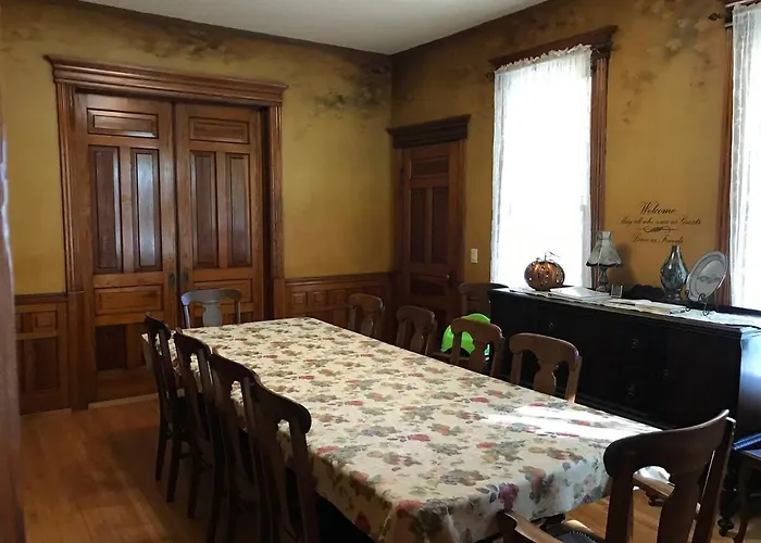 The Clausen House-Historic Home Close To The Lake