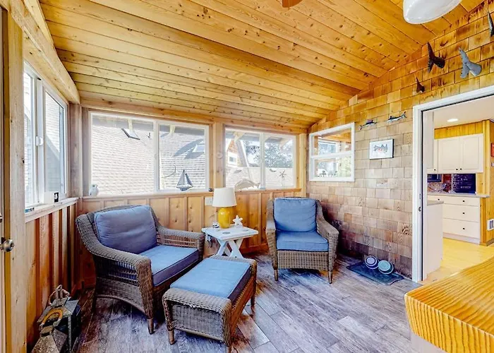 Cozy Home 4 Blocks From The Beach With Deck Woodstove & Sunroom