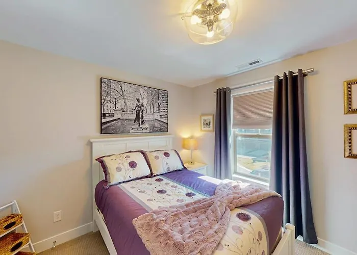 Cozy Townhouse With Playground & Dog-Friendly