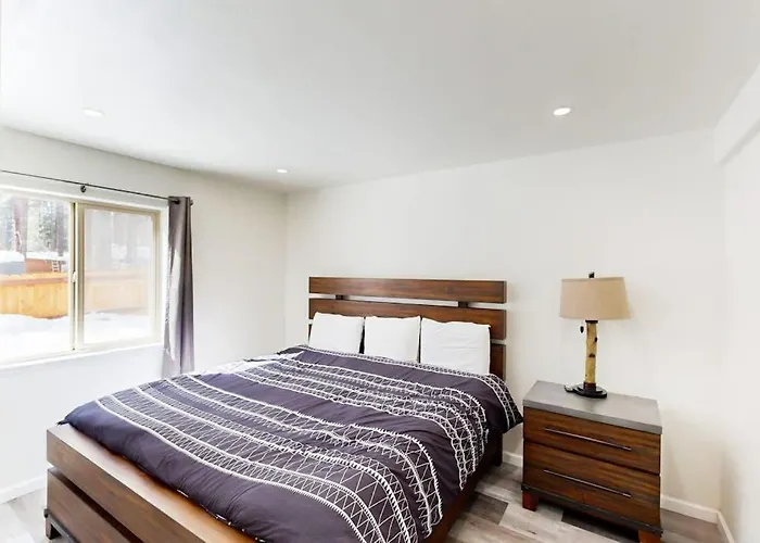 Modern Bright Home With Great Deck - Walk To Kings Beach Golf & Town