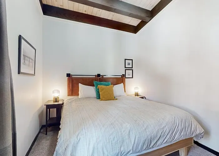 Walk To Ski Lift - Modern Top-Floor Mountain-View Getaway Near Scenic Trails