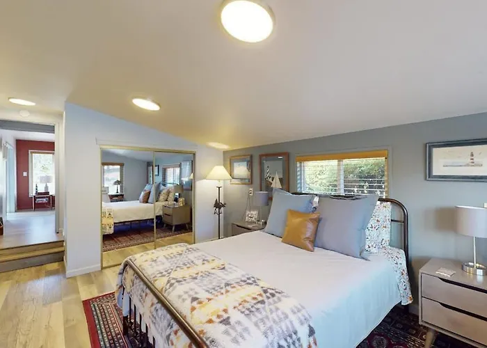 Coastal Retreat With Ocean Views Patio Wifi Streaming