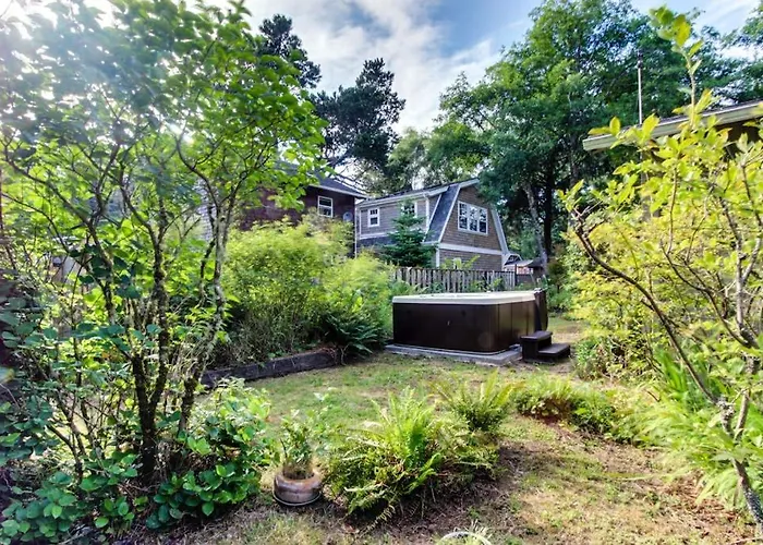 Dog-Friendly Cottage With Private Hot Tub Deck Berry Bushes & Beach Access
