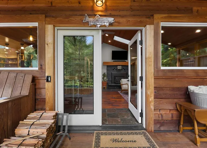Howard'S Hideaway Riverfront Pet Friendly Cabin