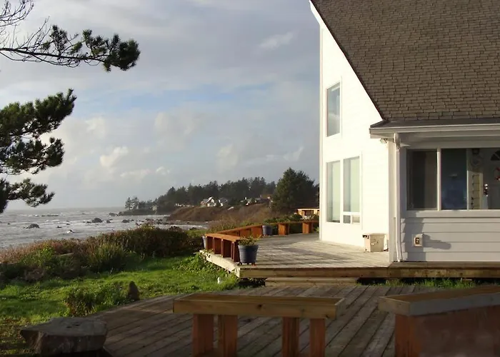 Oceanfront Cottage With Private Hot Tub & W&D- Central Locale Near Beach Access