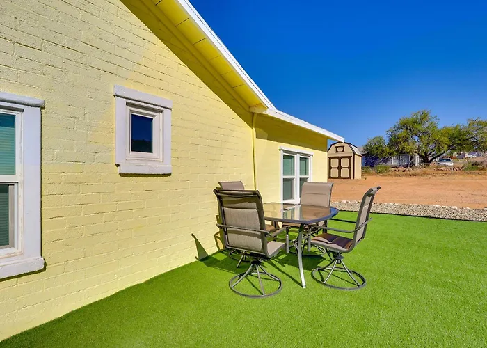 Route 66 Roadtripper Retreat W/ Private Backyard