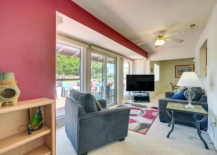On Sun City South Golf Course! Quiet Home W/ Patio