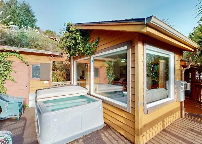 Peaceful Dog-Friendly Cabin On The Coast With Great Deck Views