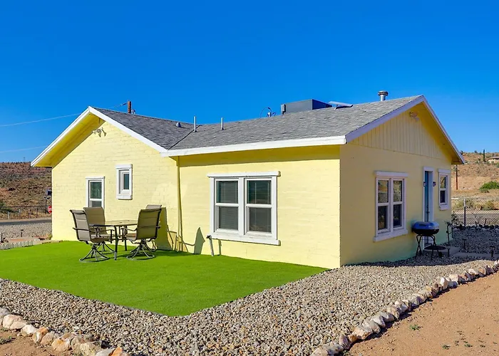 Route 66 Roadtripper Retreat W/ Private Backyard