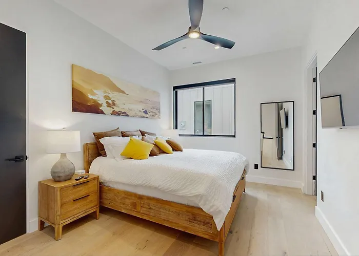 Impressive Home With Water View 2 Large Decks 2 Living Rooms & 2 Master Ensuites - 1 Dog Allowed!