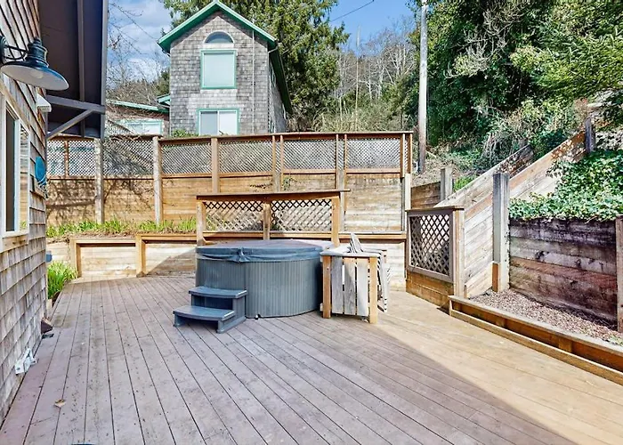 Delightful Home With Ocean View & Private Hot Tub - 3 Blocks To Beach
