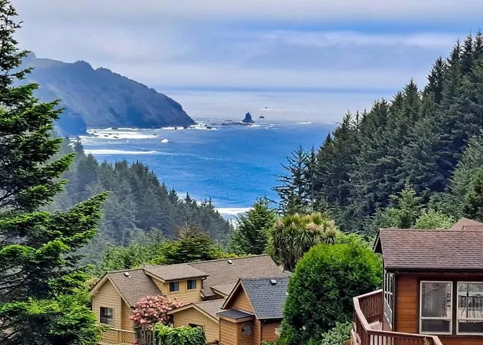 Gorgeous Dog-Friendly Coastal Escape With Patio & Amazing Views!
