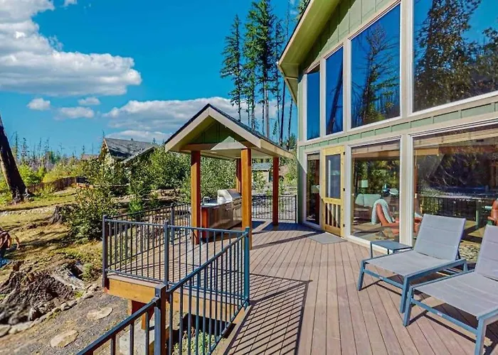 Fully Rebuilt Riverfront Home With Deck Fireplace & W&D - Dog-Friendly