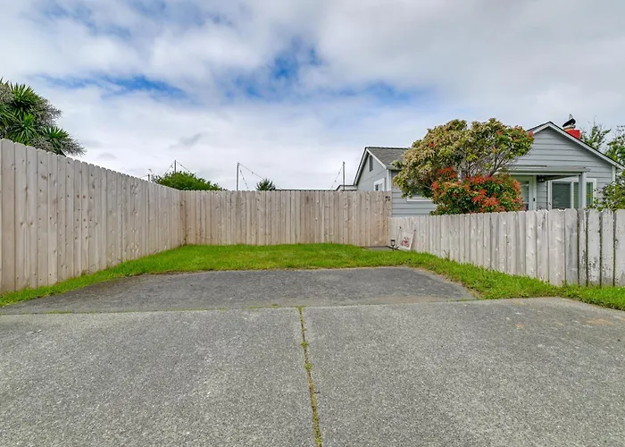 Near Ocean & Redwood National Park! Home W/ Yard