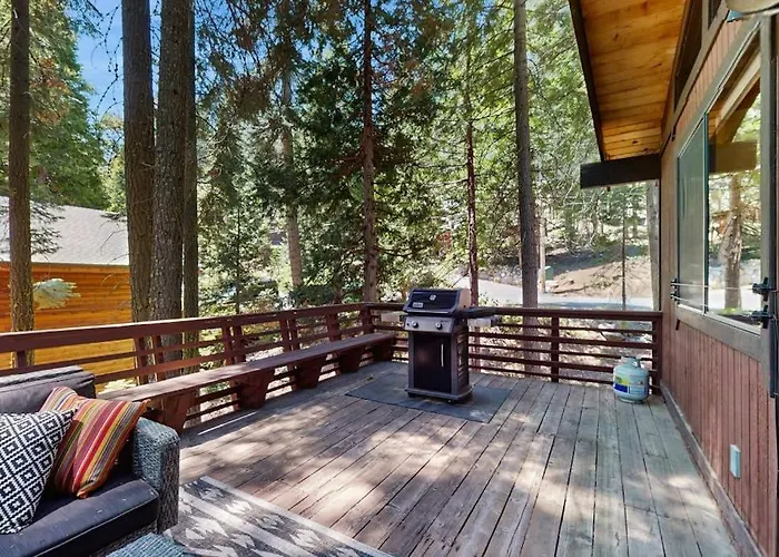 Rustic Comfy Dog-Friendly Cabin In The Pines - Walk To Homeowners Lake & Beach
