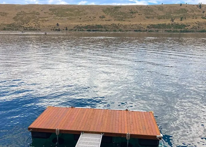 Lakefront Home With Wraparound Deck Modern Appliances Wifi & Dog-Friendly