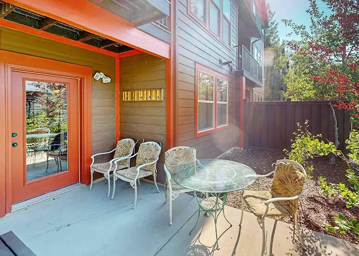 Spacious Townhome With Pool Private Hot Tub & Clubhouse - Dog Friendly