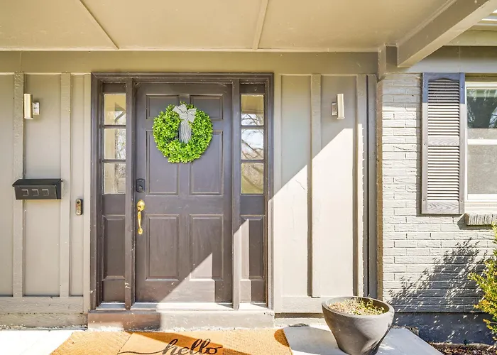 Overland Park Home Near Dtwn W/ Easy Hwy Access