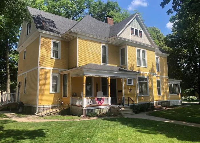 The Clausen House-Historic Home Close To The Lake
