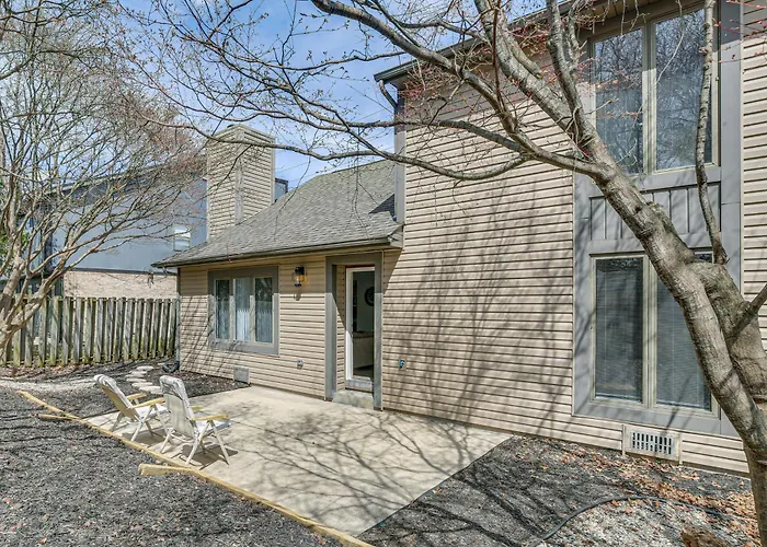 Renovated Townhome W/ Garage, 12 Mi To St Louis