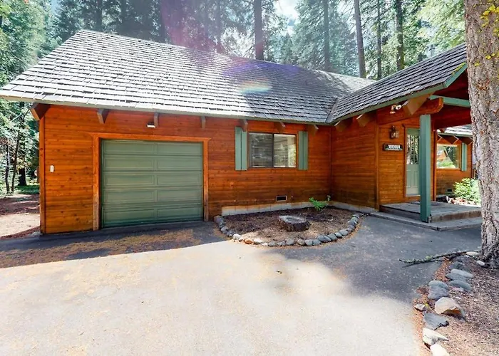 Serene Cabin With Expansive Deck Grill Fireplace - Near Skiing - Walk To Beach