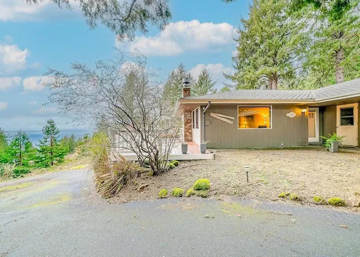 Inviting Home With Spectacular View Hot Tub Balcony Fireplace & W&D