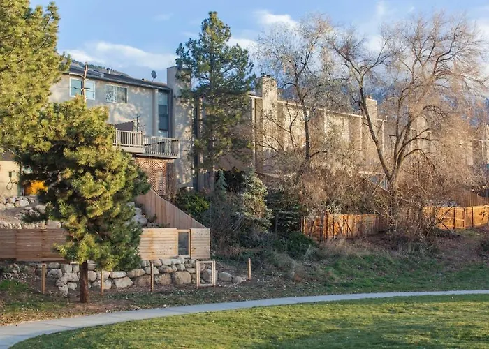 Large & Luxurious Home With Private Hot Tub And Fireplace