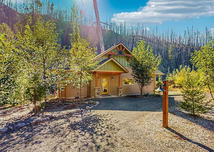 Unique Riverfront Home & Cabin With Amazing Views Deck & W&D - Dog-Friendly