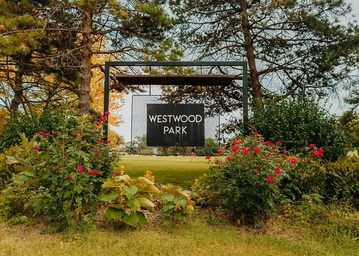 The Westwood - Charming Duplex Walkable To Plaza