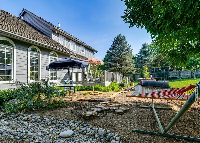 Endless Fun! Family Home W/ Spacious Yard In Clive