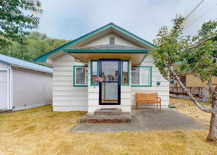 Dog-Friendly Home With Two Full Kitchens & A Gas Grill - Walk To The Ocean