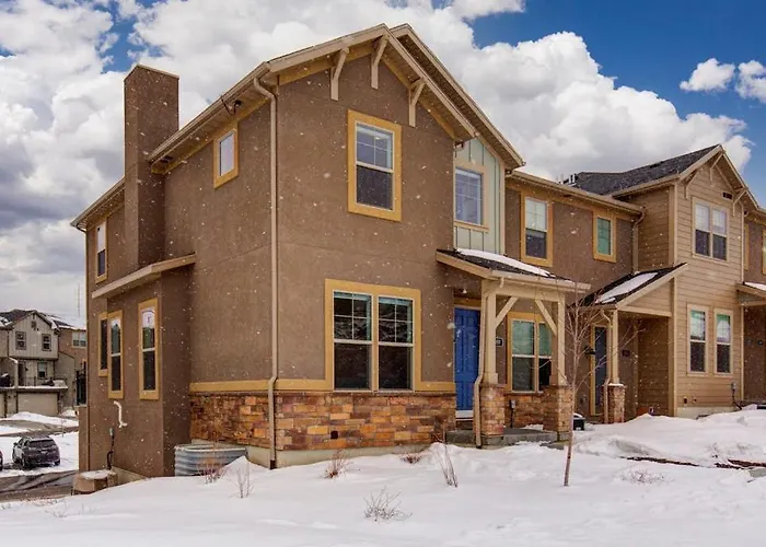 Modern Home With Mountain View Balcony & Great Location - Near Skiing