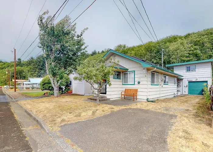 Dog-Friendly Home With Two Full Kitchens & A Gas Grill - Walk To The Ocean