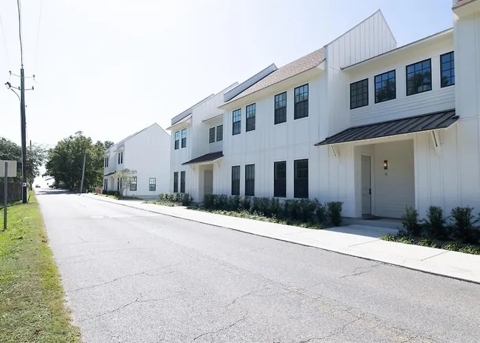 3Br Townhome - Sleeps 6 - Pool
