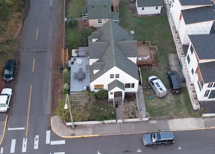 Renovated Home In Central Location With Hot Tub Theater Fast Wifi & Work Desks