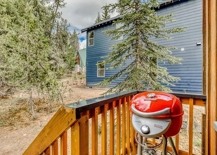 Serene Wooded Retreat With Free Wifi Large Deck & Spacious Loft - Skiing Nearby