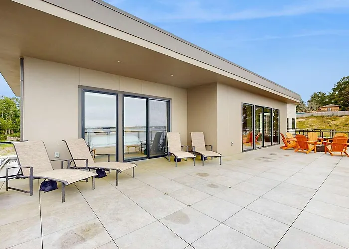 Impressive Home With Water View 2 Large Decks 2 Living Rooms & 2 Master Ensuites - 1 Dog Allowed!