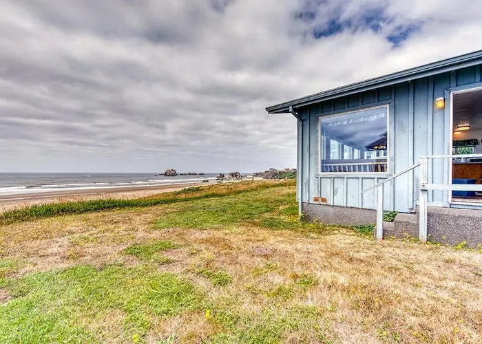 Dog-Friendly Oceanfront Home On A Bluff With Spectacular Views