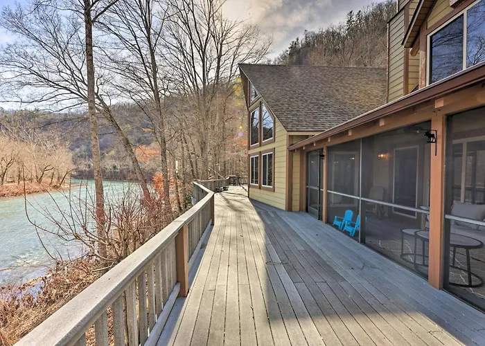 'Serenity On The River' Luxe Lewisburg Cabin!