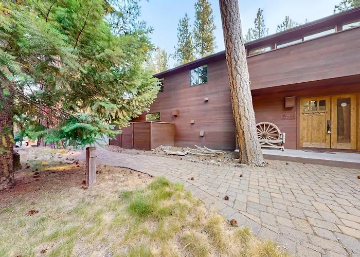 Spacious Dog-Friendly Home With Private Hot Tub Deck Basketball Court & Wifi