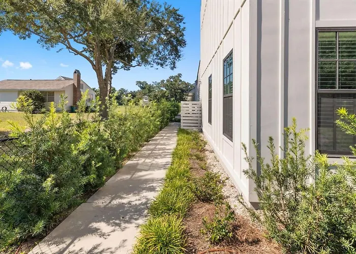 3Br Townhome - Sleeps 6 - Pool