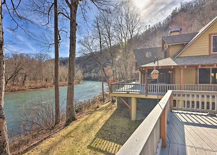 'Serenity On The River' Luxe Lewisburg Cabin!