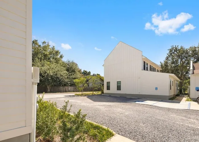 3Br Townhome - Sleeps 6 - Pool